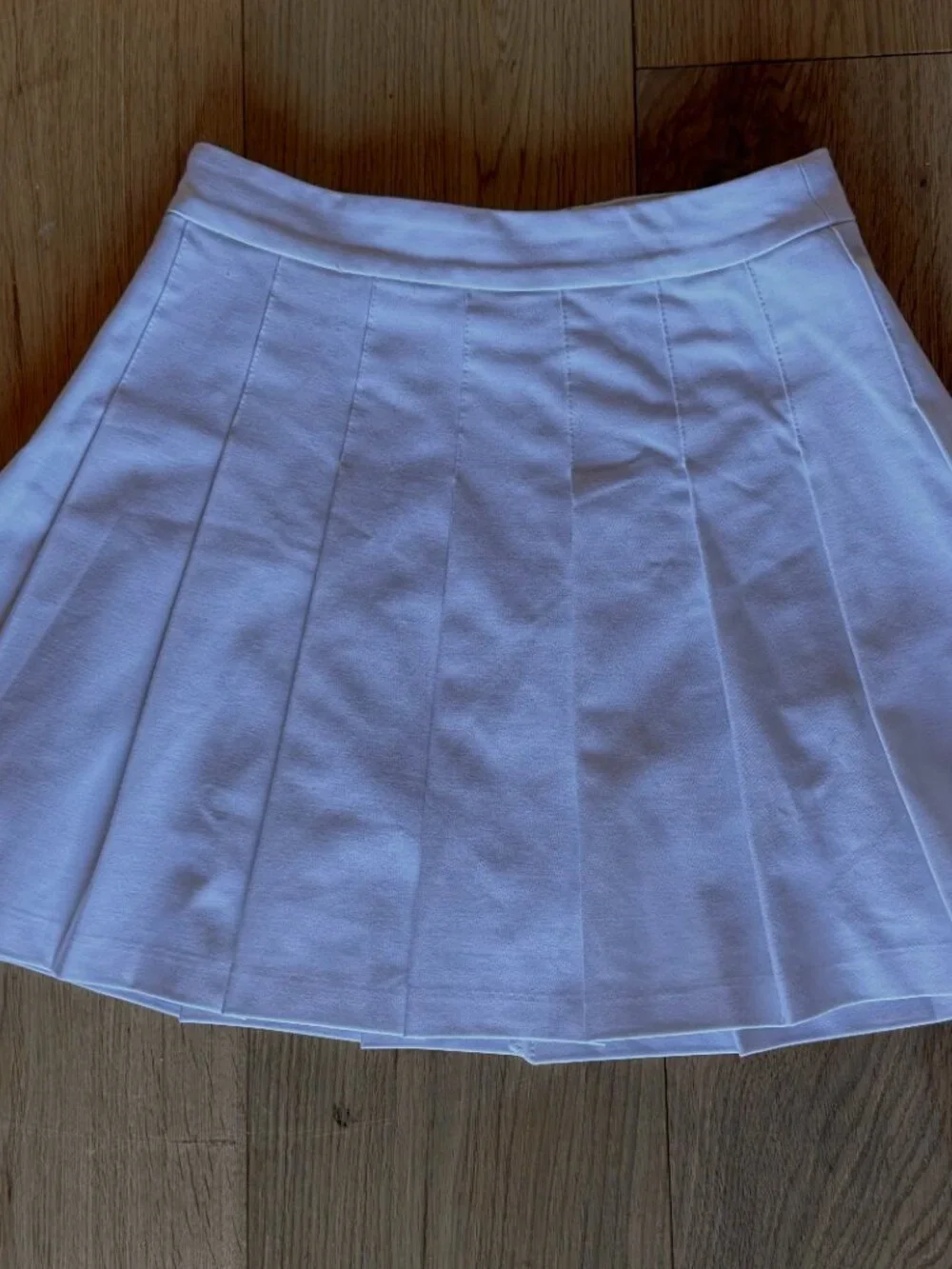 Adorable Aritzia Sunday Best pleated skirt!  Worn once, 2